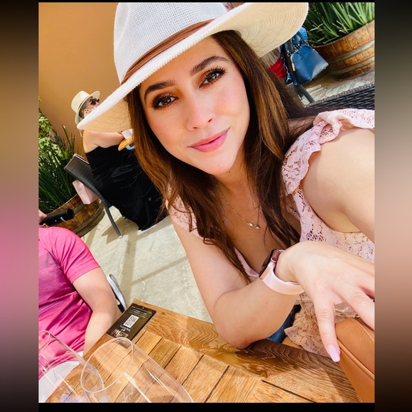 Meet your Posher, Ariana - Picture 1 of 1